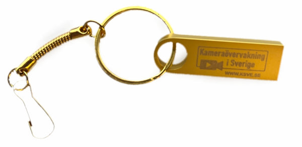 Guldpläterat USB-minne (USB3.0) med 64 GB kapacitet. För fastsättning i nyckelring. KSVE logotyp.